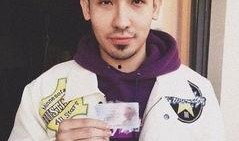 吃瓜维吾尔族男子