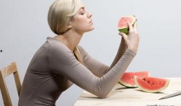 模特美女吃瓜图片,美女模特演绎夏日风情