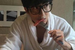 薛之谦吃瓜图片,娱乐圈风云再起