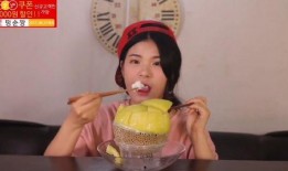 妹子吃哈密瓜,妹子畅享哈密瓜美味时光