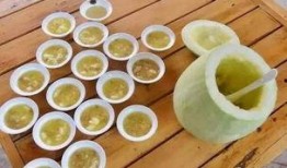 三白瓜请人吃,共享丰收喜悦