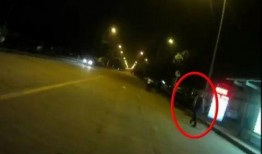 汽车撞人吃瓜群众,汽车撞人事件现场众生相