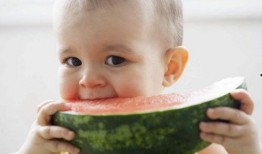夏季吃瓜宝宝照片