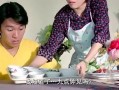 小伙给大嫂吃瓜
