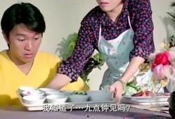 小伙给大嫂吃瓜