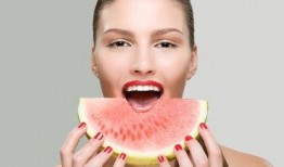 模特美女吃瓜图片,美女模特演绎夏日风情