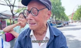 老年人吃瓜样子,老年人悠闲吃瓜的美好时光