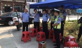 给交警看吃瓜群众,一场别开生面的交通执法秀