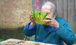 96岁老娘吃瓜,岁月静好，瓜香四溢