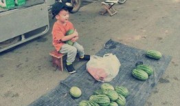 老头坐板凳吃瓜