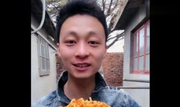 看这小伙吃瓜多带劲,这位小伙吃瓜吃得如此带劲，究竟有何魅力？