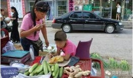 摆摊小贩吃瓜视频