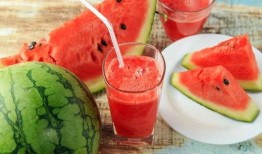 朋友相聚吃瓜,好友欢聚时光