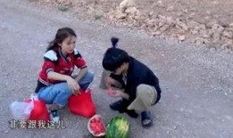 吃瓜摔断腿,意外事件引发网友热议