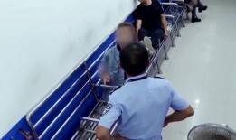 守护解放西吃瓜人,一场吃瓜人生的真实演绎