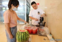 大妈围观吃瓜事件,一场街头热辣事件引发的全民热议