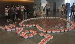 女子吃瓜路边求婚,女子吃瓜路边惊喜求婚，浪漫场面引围观