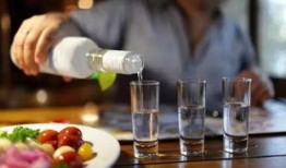 水里吃瓜喝酒,畅享瓜酒盛宴