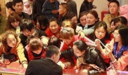 大妈围观吃瓜事件,一场街头热辣事件引发的全民热议