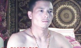 吃瓜维吾尔族男子