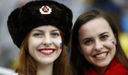 俄罗斯美女吃酸瓜,酸瓜美食之旅