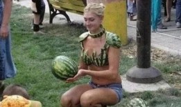 吃瓜群众雕塑视频,趣味横生的社会现象缩影