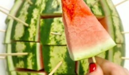 吃瓜吃出牙签,牙签见证美味瞬间