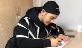 黄晓明给成员吃瓜,给成员送瓜，传递团队温暖