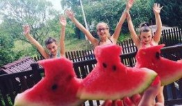 朋友吃瓜拍照,瞬间成为朋友圈焦点