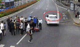 吃瓜群众撞到车子,事故现场引发热议