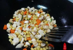 用饭勺吃瓜,创意美食新体验