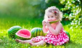夏季吃瓜宝宝照片
