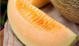 雨天梳头吃瓜gif