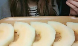 妹子吃哈密瓜,妹子畅享哈密瓜美味时光
