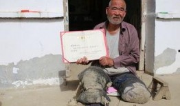 老头坐板凳吃瓜