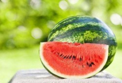 夏天吃瓜解说,瓜果飘香，清凉一夏的美食之旅