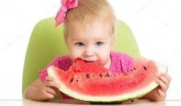 夏季吃瓜宝宝照片