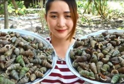 美女吃螺肉泡瓜,美女品尝螺肉泡瓜，尽享夏日风情