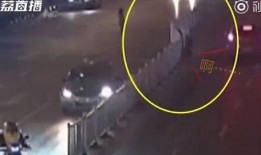 吃瓜翻护栏摔倒,网友热议安全意识与公共秩序