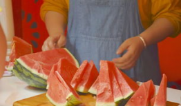 河北公园吃瓜,清凉一夏，共享悠闲时光