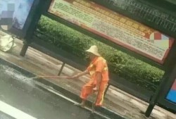 吃瓜摔断腿,意外事件引发网友热议