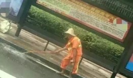 吃瓜摔断腿,意外事件引发网友热议