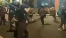 吃瓜被情侣砸瓜的视频,情侣砸瓜吃瓜视频引发热议