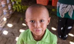 吃瓜维吾尔族男子