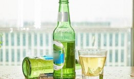 水里吃瓜喝酒,畅享瓜酒盛宴