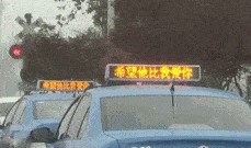 雨天梳头吃瓜gif